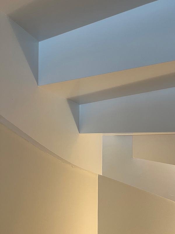 Untersicht eine Rohbautreppe RBT-HDF, gespachtelt und gemalt, Detailansicht