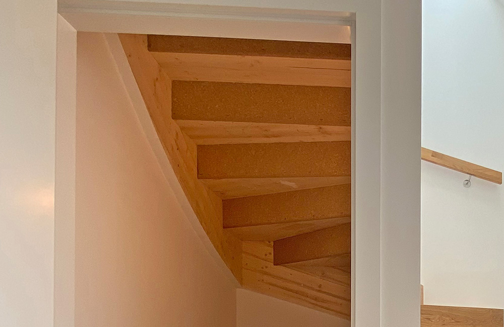 halbgewendelte Rohbautreppe RBT-01, Unterseite unbehandelt, Abstellraum