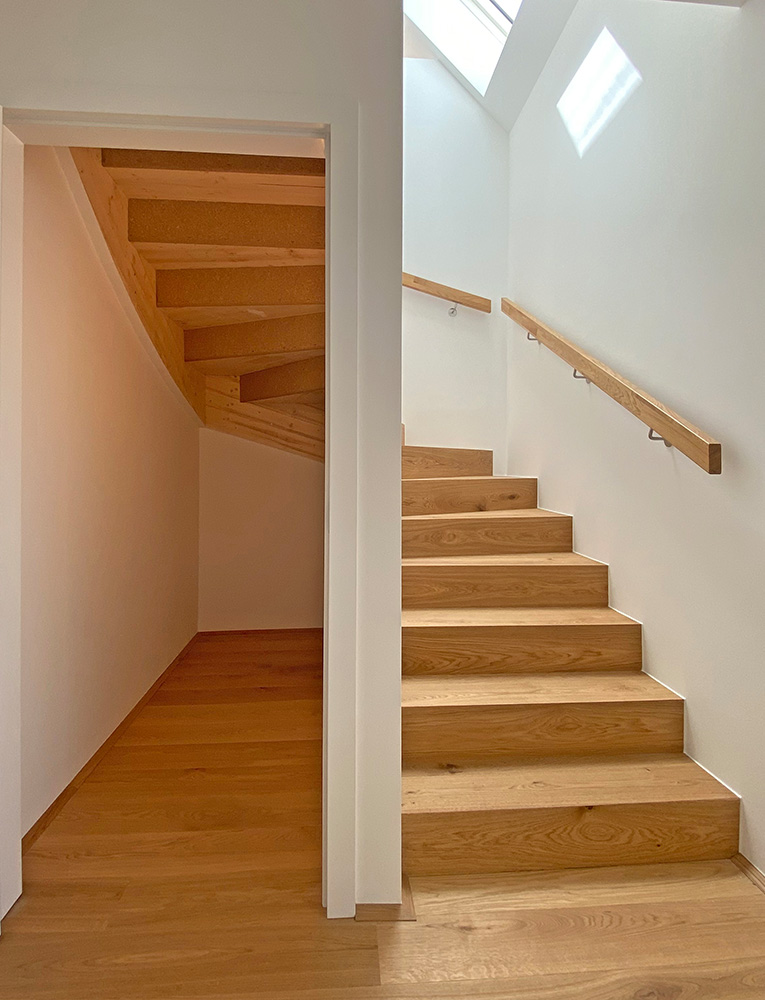 halbgewendelte Rohbautreppe RBT-01, Unterseite unbehandelt, Abstellraum, Belegung mit Parkettboden, Wandhandlauf